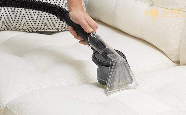 Làm sạch bụi bẩn trên bề mặt nệm